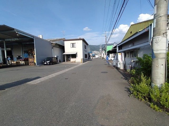 前面道路はトラックが行き来します。