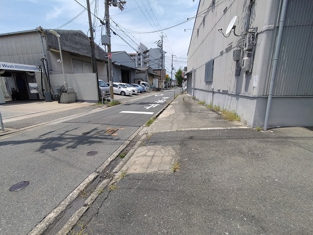 南側の前面道路です。