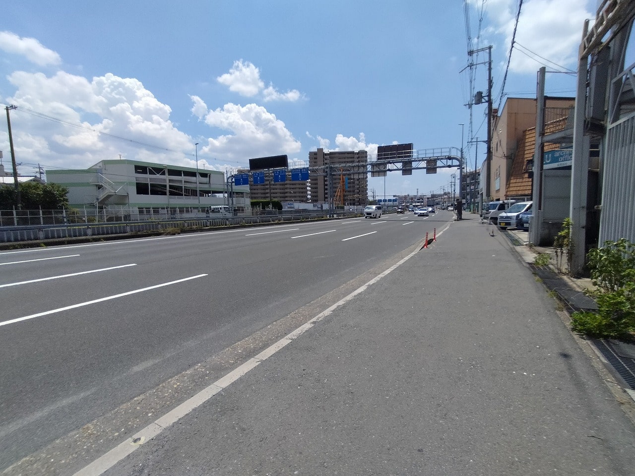 幹線道路沿いです