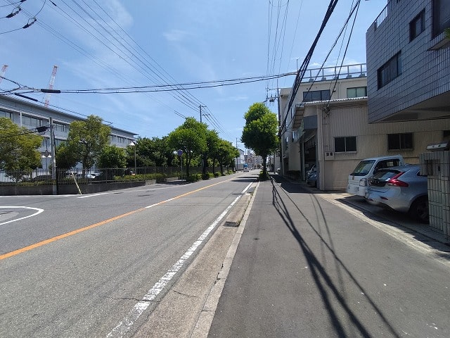 前面道路は幅約13ｍございます。