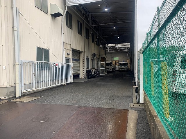 奥はテント倉庫になります。