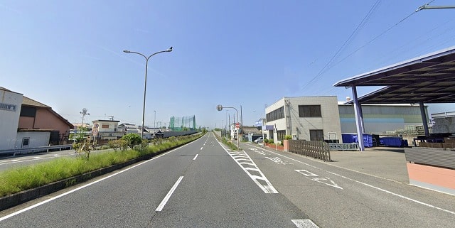 前面道路は幹線道路になります。