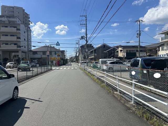 近隣に駅やコンビニエンスストアがあります