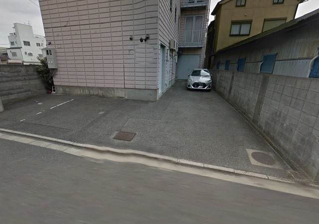 前面に駐車スペースございます。