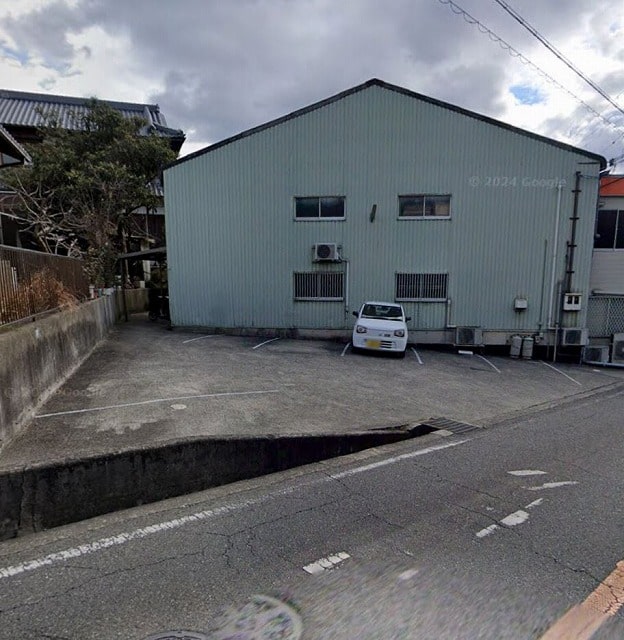 倉庫裏にも駐車スペース有