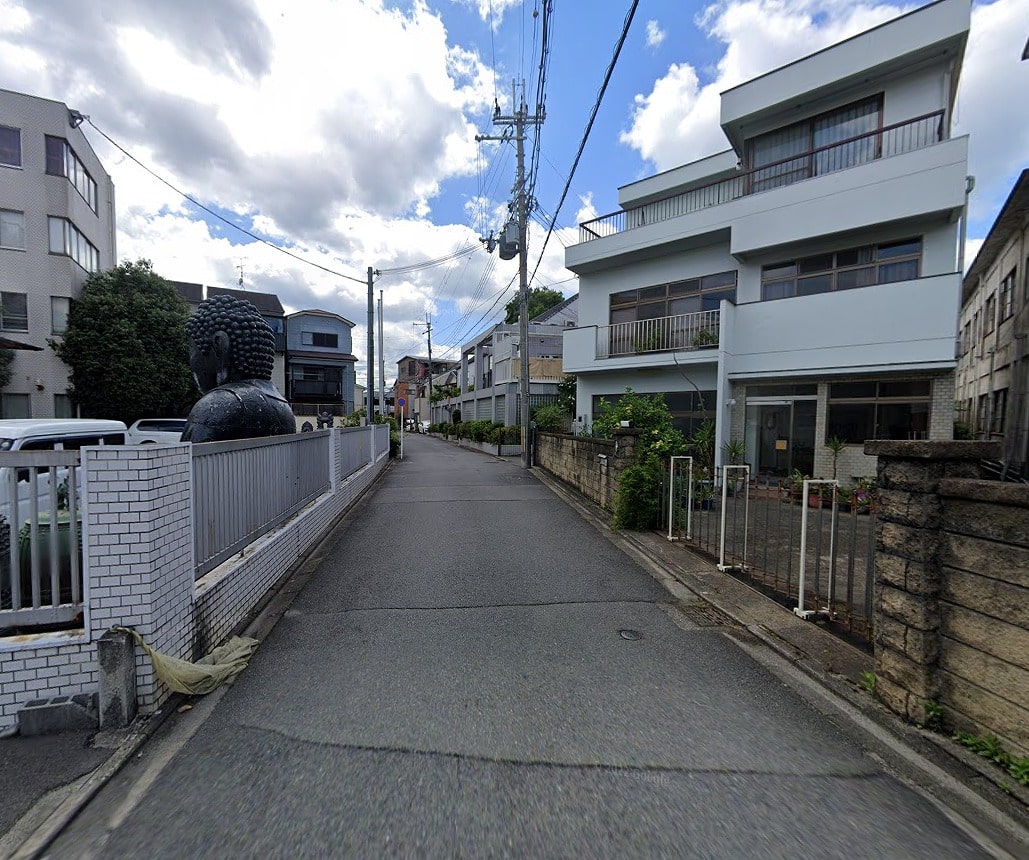 前面道路少し狭くなっております