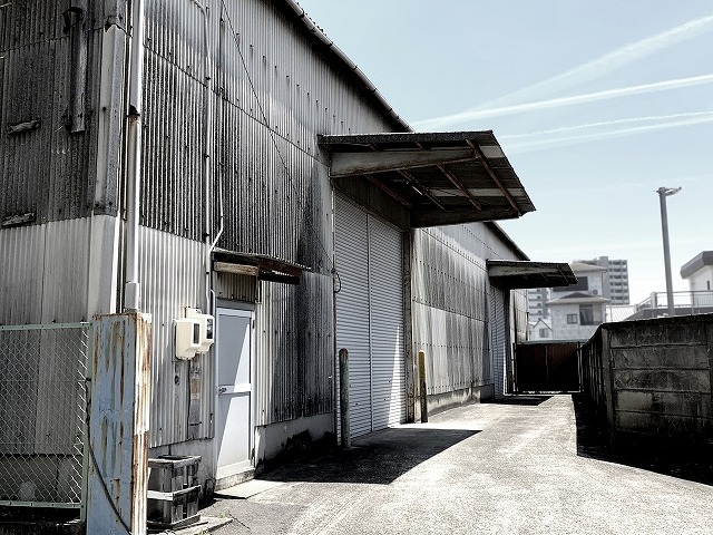 貸工場で起きる可能性がある雨漏りのリスク！原因や応急処置も解説