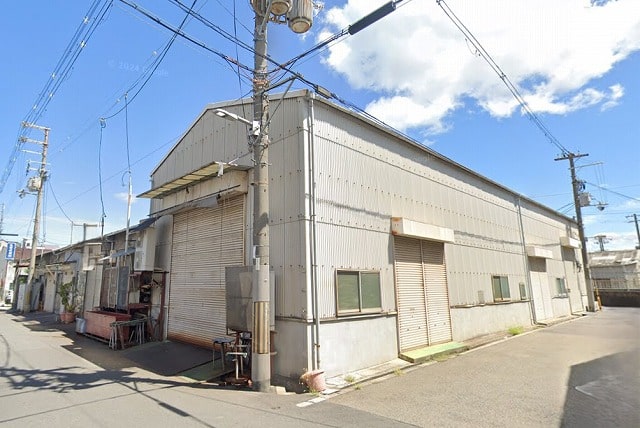 平屋建、屋根が高い非常に便利な倉庫です