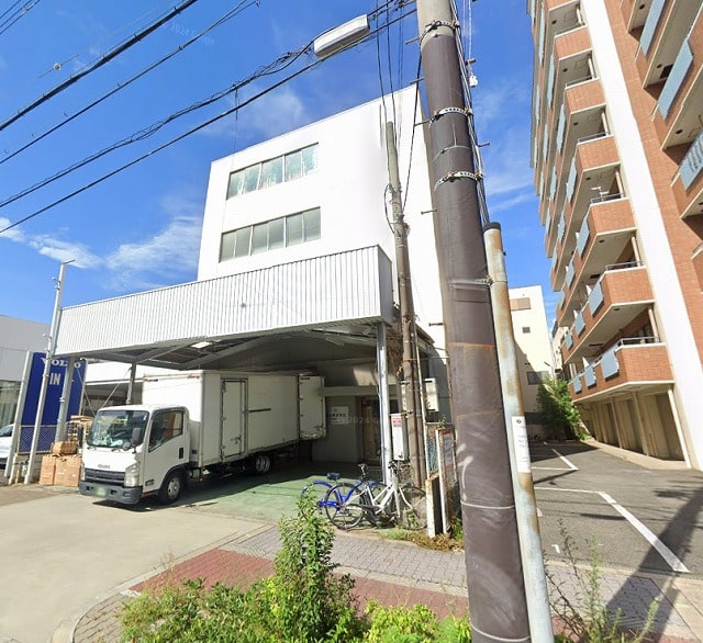 荷物用エレベーター付き４階建て倉庫です