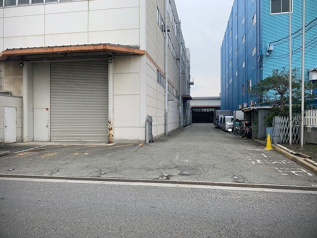 奥にクレーン付き平屋建倉庫があります。