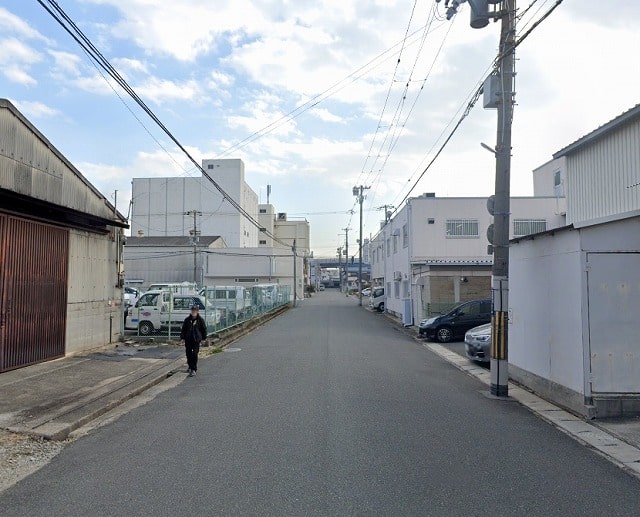 幹線道路すぐ近く