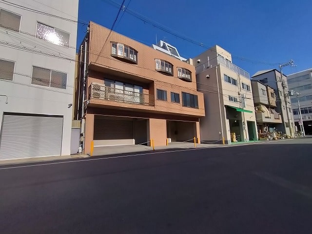 ３階建ての荷物用リフト備わっております。