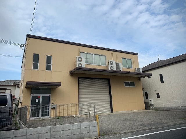 近隣に民家あります。