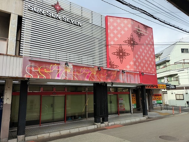 駅前の大型路面店です！