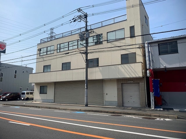 シャッター前に電柱があります。