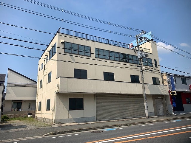 幹線道路に面しています。