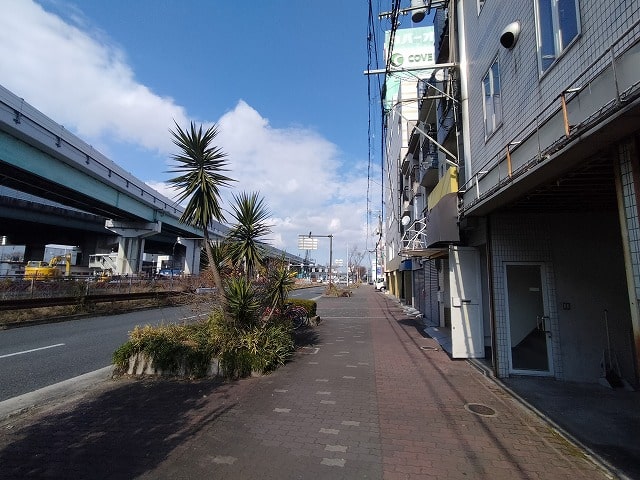 幹線道路沿いです。