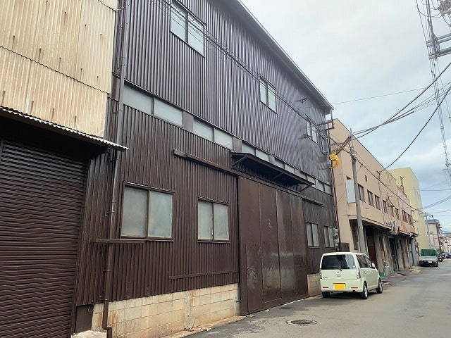 大型トラック出入り可能です。