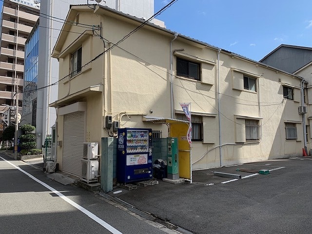 横にコインパーキング有ります。