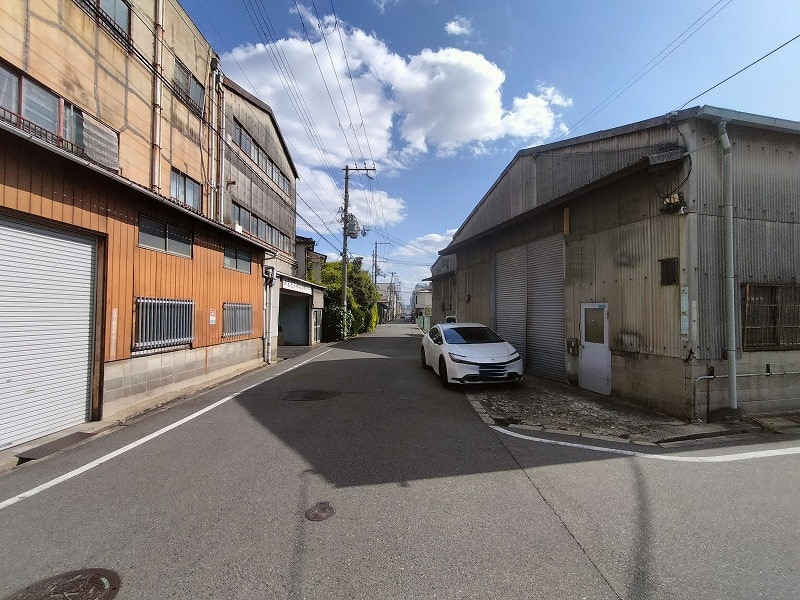 周辺は倉庫・工場街