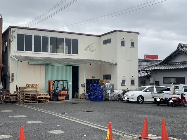 近隣に民家あります。