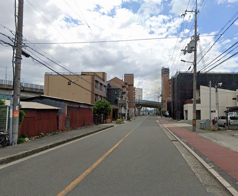 すぐそこに幹線道路がございます。