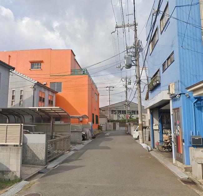 周辺に民家がございます。