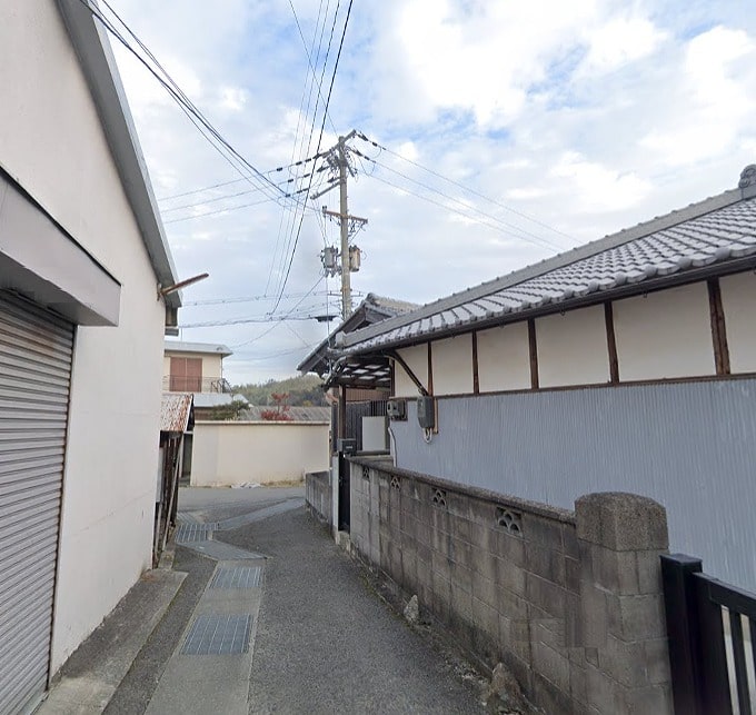 前道は狭いです！