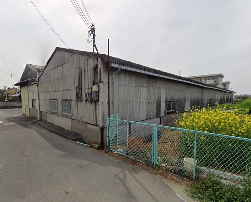 前道は3.3ｍと少し狭いです。