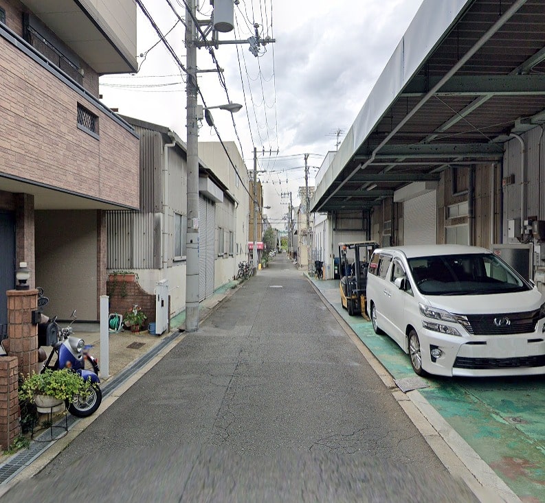 向かいは住宅街になります。