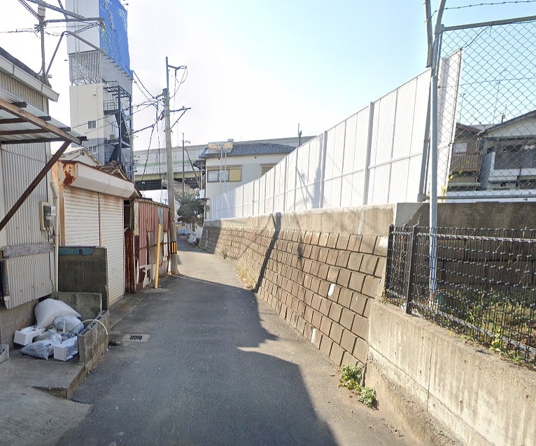 前道は少し狭いです。