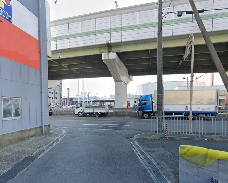 ただ抜けるとすぐに幹線道路が！