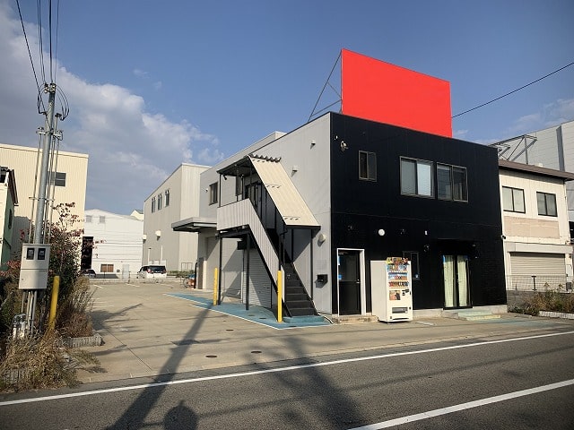 尼崎駅から徒歩10分です。