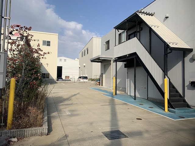 奥に駐車スペースあります。