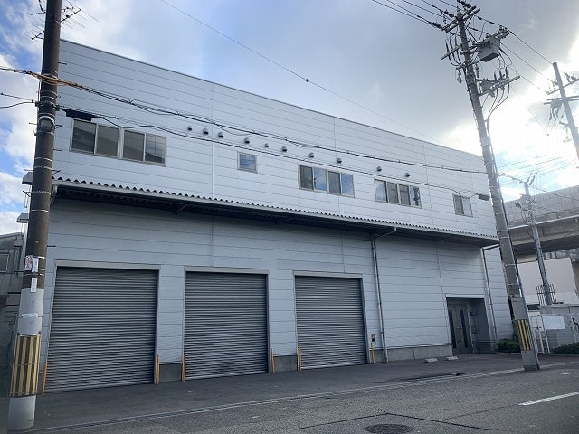 電動シャッター3カ所あります。