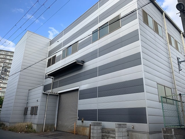 横側に電動シャッター1ヵ所あります。