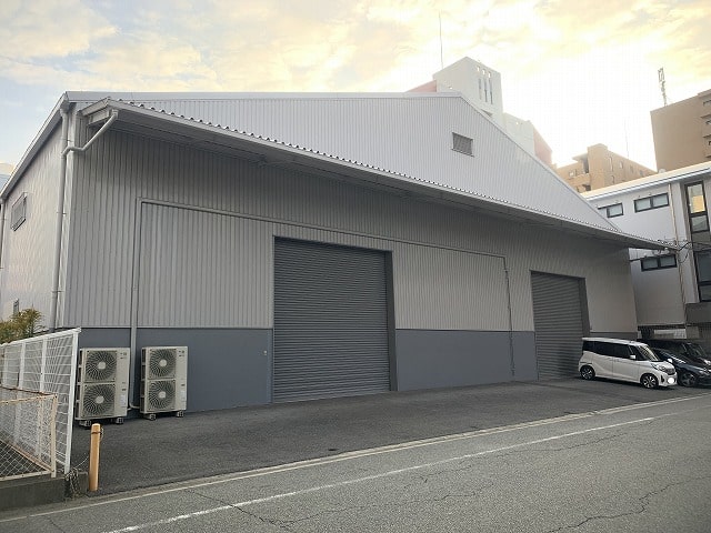 建物裏側にもシャッターあります。