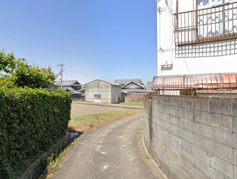 前道狭いです。