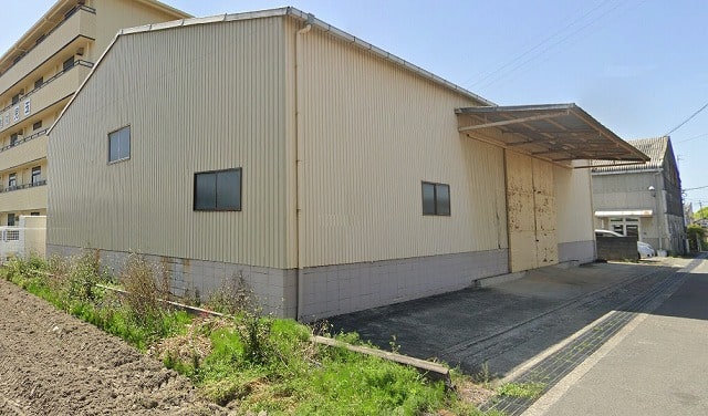 道路を挟んで向かい側の建物です