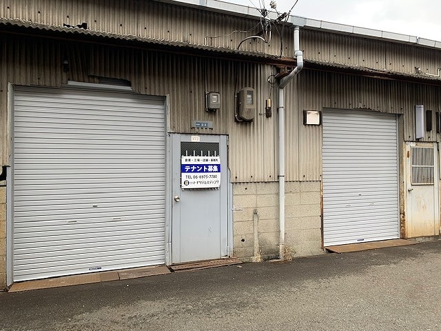 二区画が建物内でつながっています。シャッター新設です。