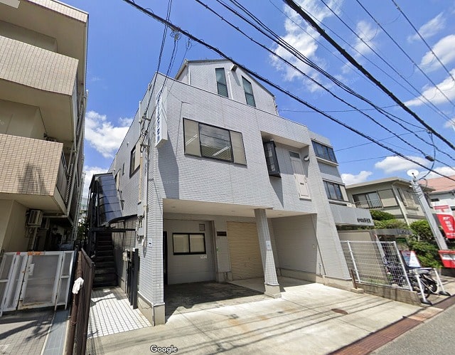 3階建ての事務所付き物件です