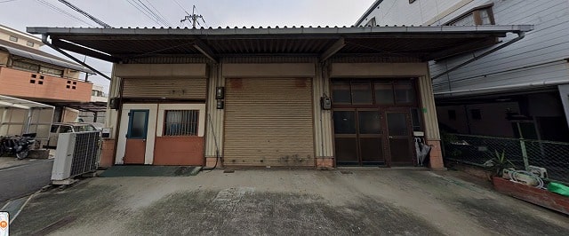 駐車場付きの2階建て倉庫です