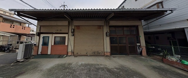 駐車場付きの2階建て倉庫です