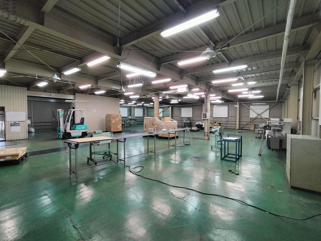 荷物用リフトが２基