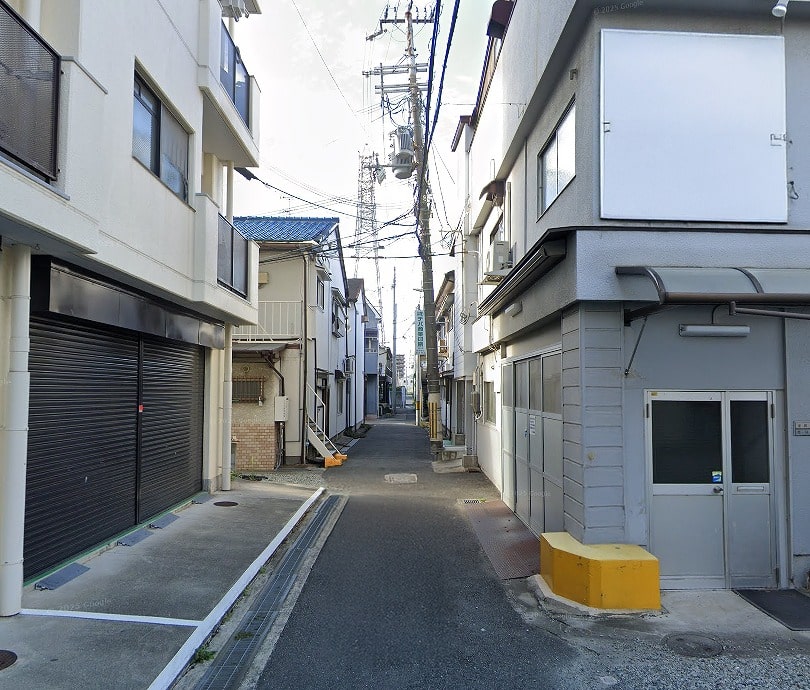 前道は狭いです。