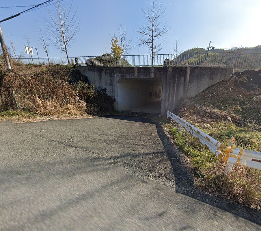 トンネルの奥が物件です。