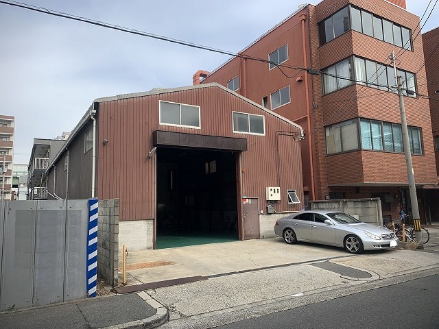 前面に駐車スペースあります。