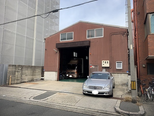 隣にマンション建設中です。