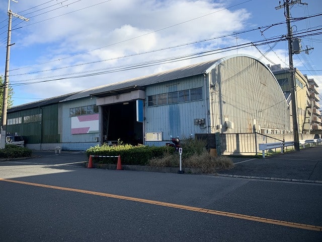 近隣に民家あります。