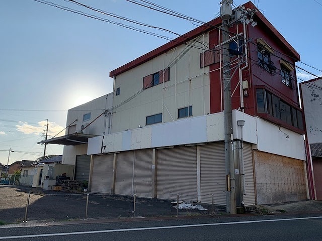 3階建ての店舗・事務所・倉庫です。